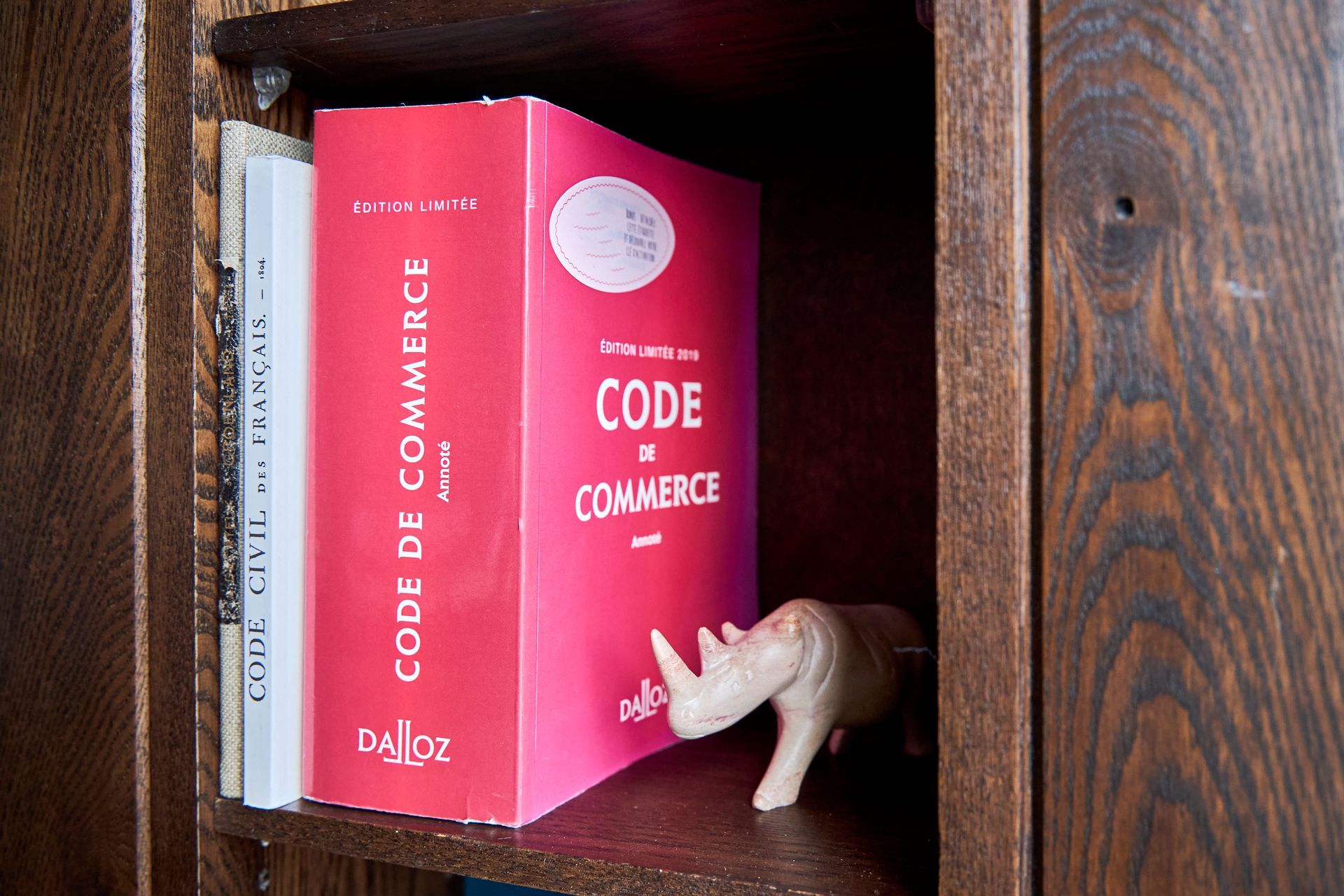 Code de commerce sur une étagère