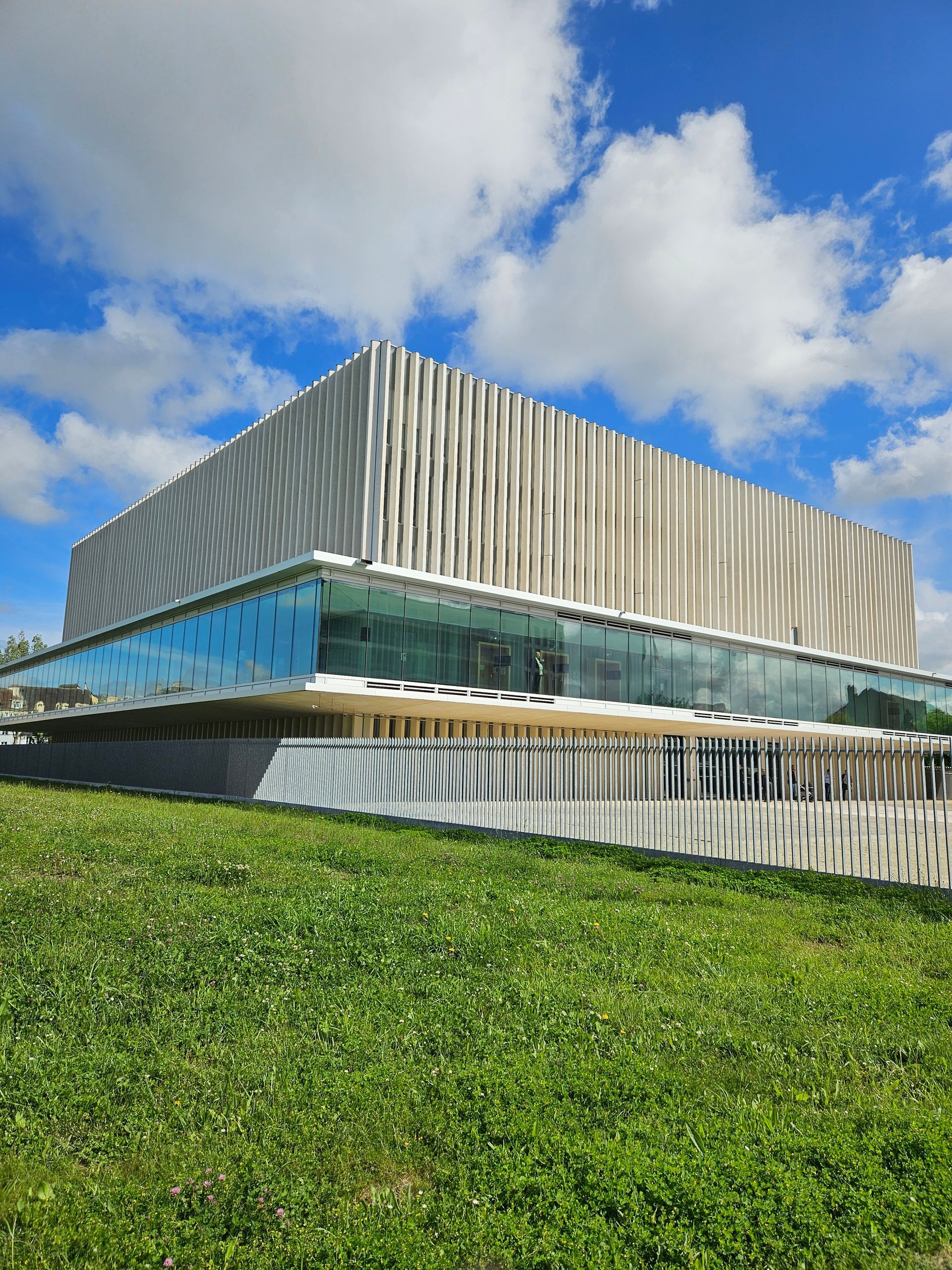 Façade d'un tribunal moderne