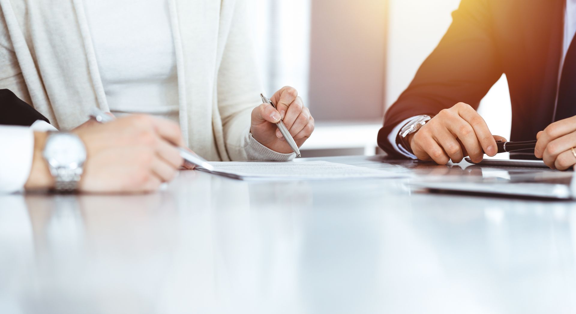 Deux personnes traitant d'un dossier en droit du travail