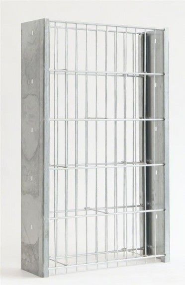 Metallkäfig, rechteckig mit vertikalen und horizontalen Stäben, wahrscheinlich zur Belüftung oder Sicherheit.