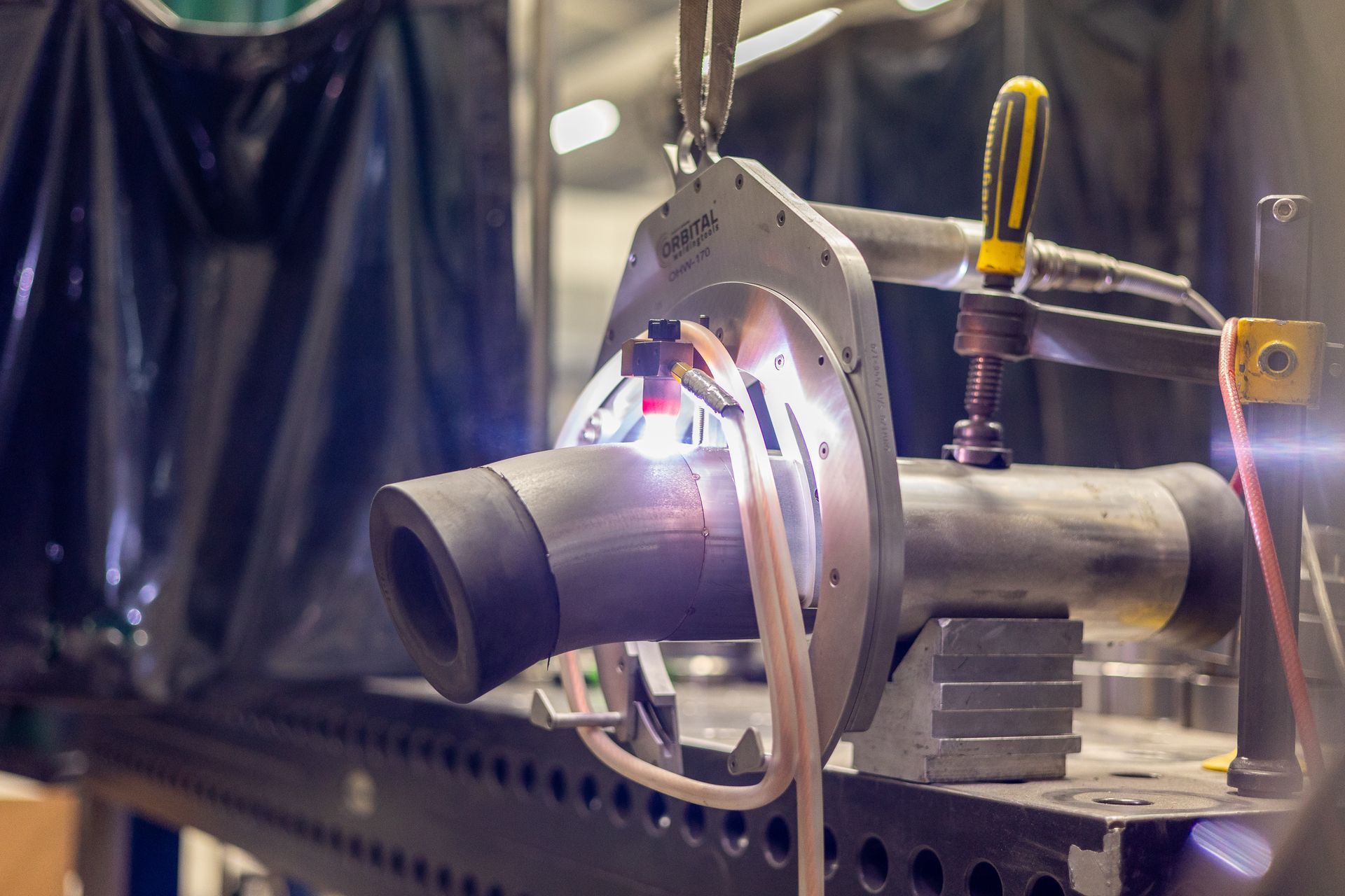 Auf einem Tisch steht eine Orbital Schweißmaschine.