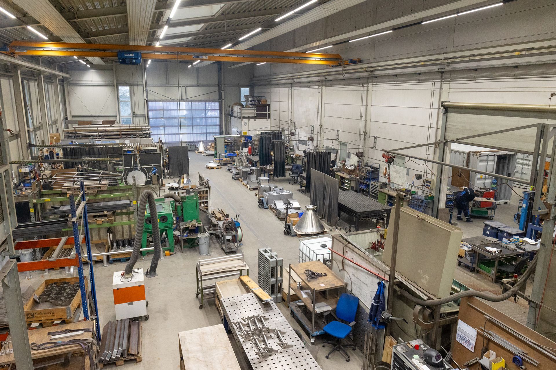 Eine Luftaufnahme einer großen Fabrik voller Maschinen.