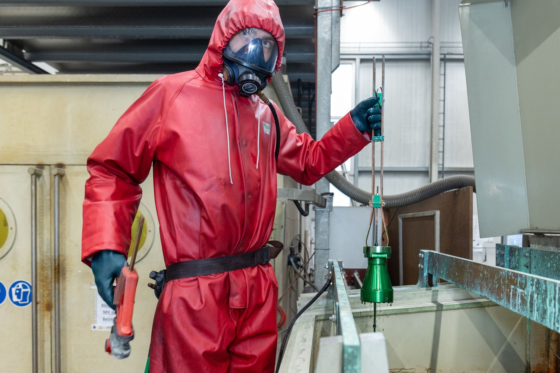 Eine Luftaufnahme einer großen Fabrik voller Maschinen.