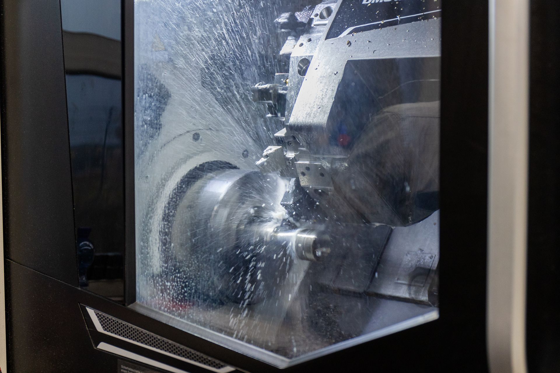 Eine Luftaufnahme einer großen Fabrik voller Maschinen.