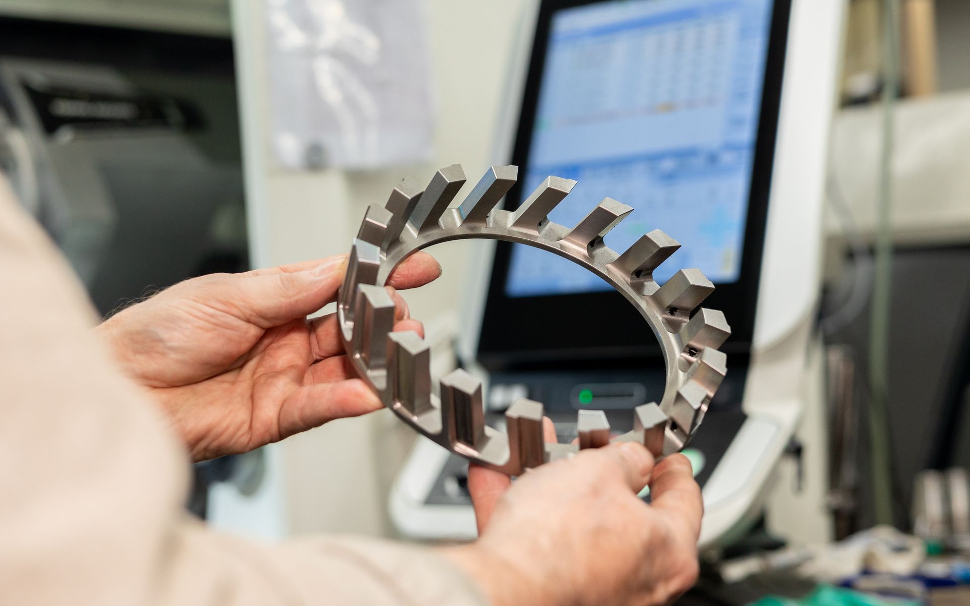 Eine Luftaufnahme einer großen Fabrik voller Maschinen.