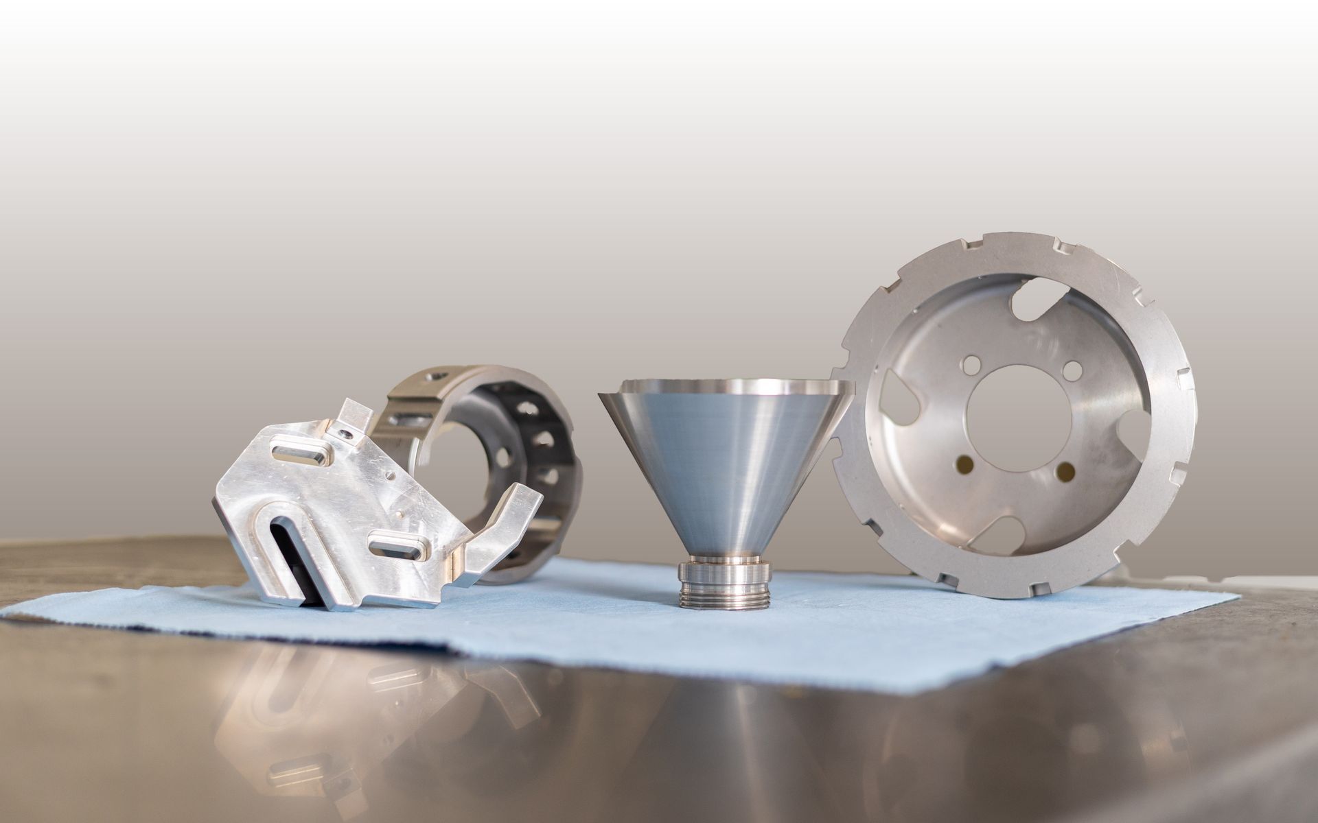 Eine Luftaufnahme einer großen Fabrik voller Maschinen.