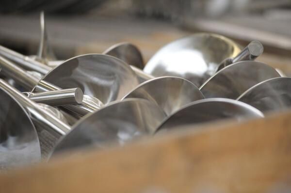 Eine Luftaufnahme einer großen Fabrik voller Maschinen.