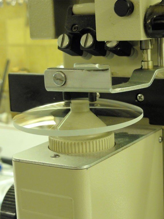 galerie-photos-centrage-d-un-verre-test-de-vue--optique-riponne-lausanne