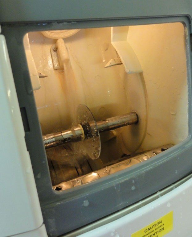 galerie-photos-meulage-d-un-verre-optique-riponne-lausanne