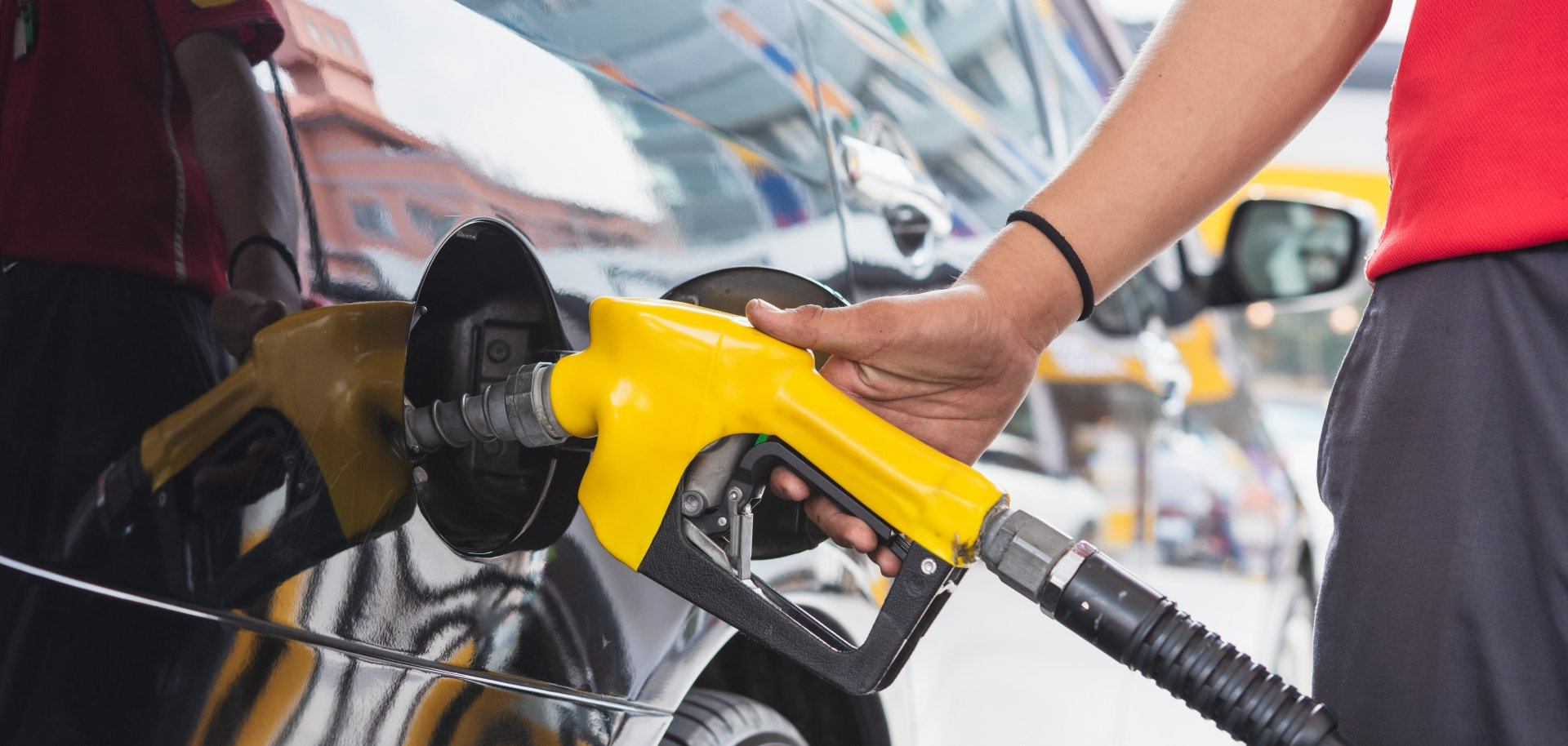 Pistolet jaune de gazole d'une station