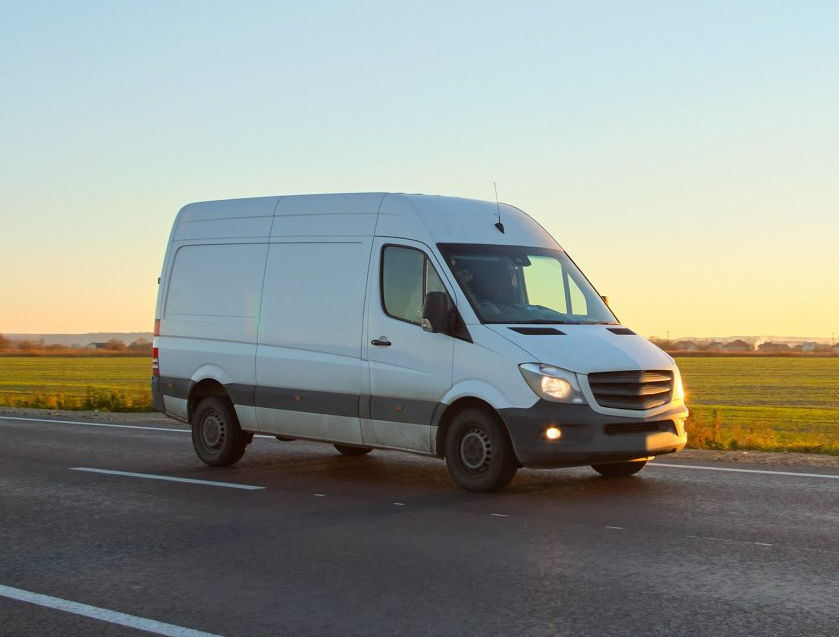 Utilitaire sur la route au coucher du soleil