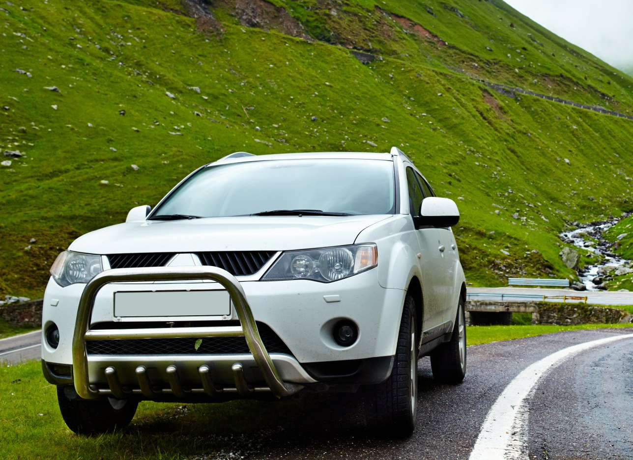 SUV sur le flanc d'une colline