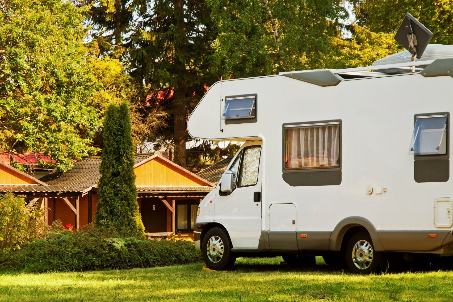 Camping car garé dans un jardin