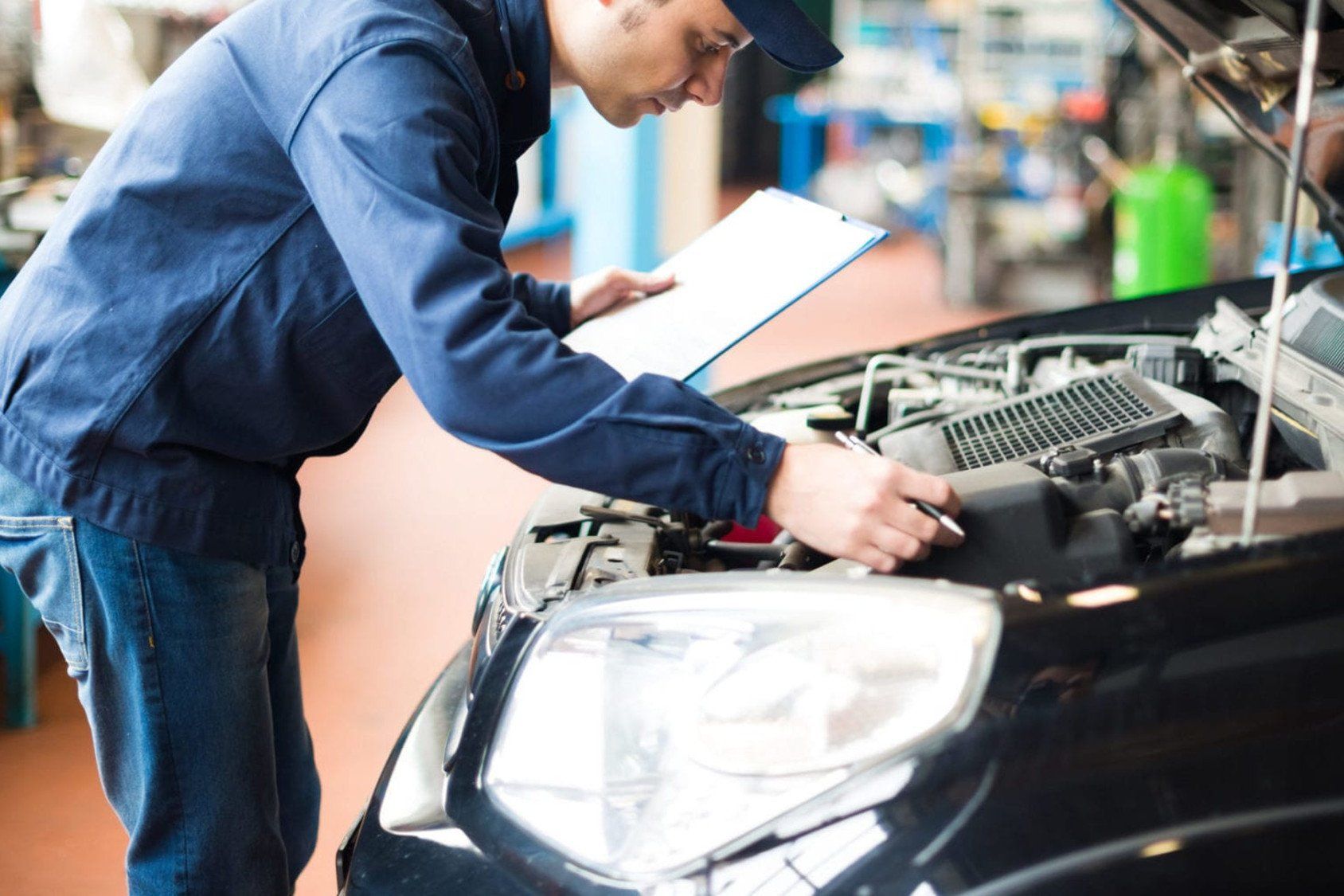 Mécanicien examinant sous le capot