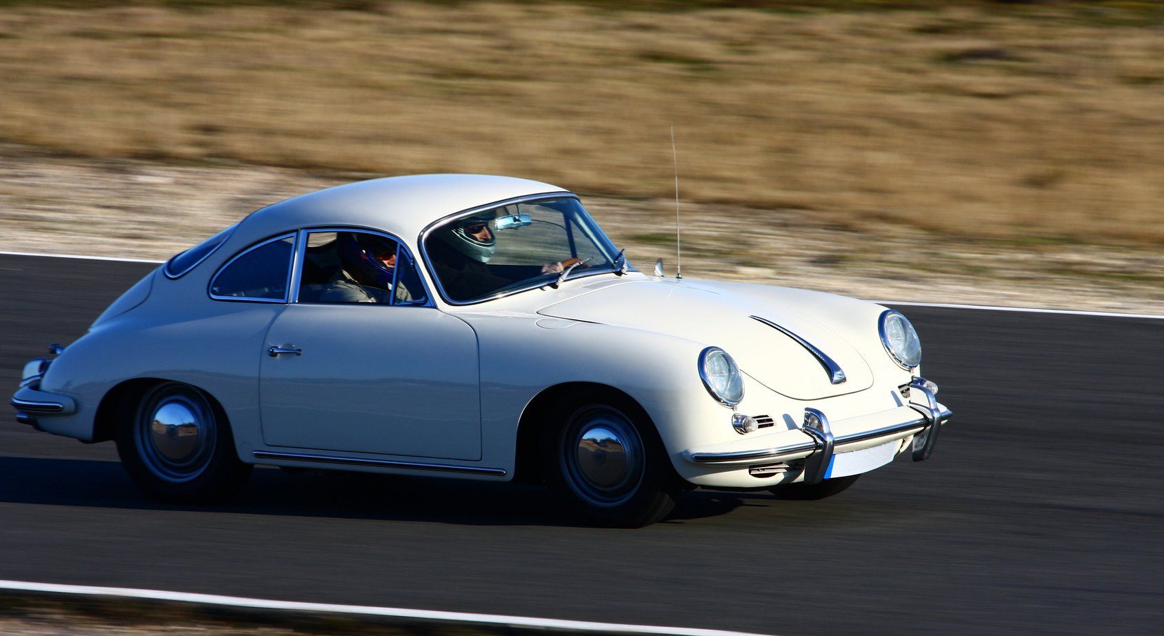 Voitures anciennes et de collection blanche