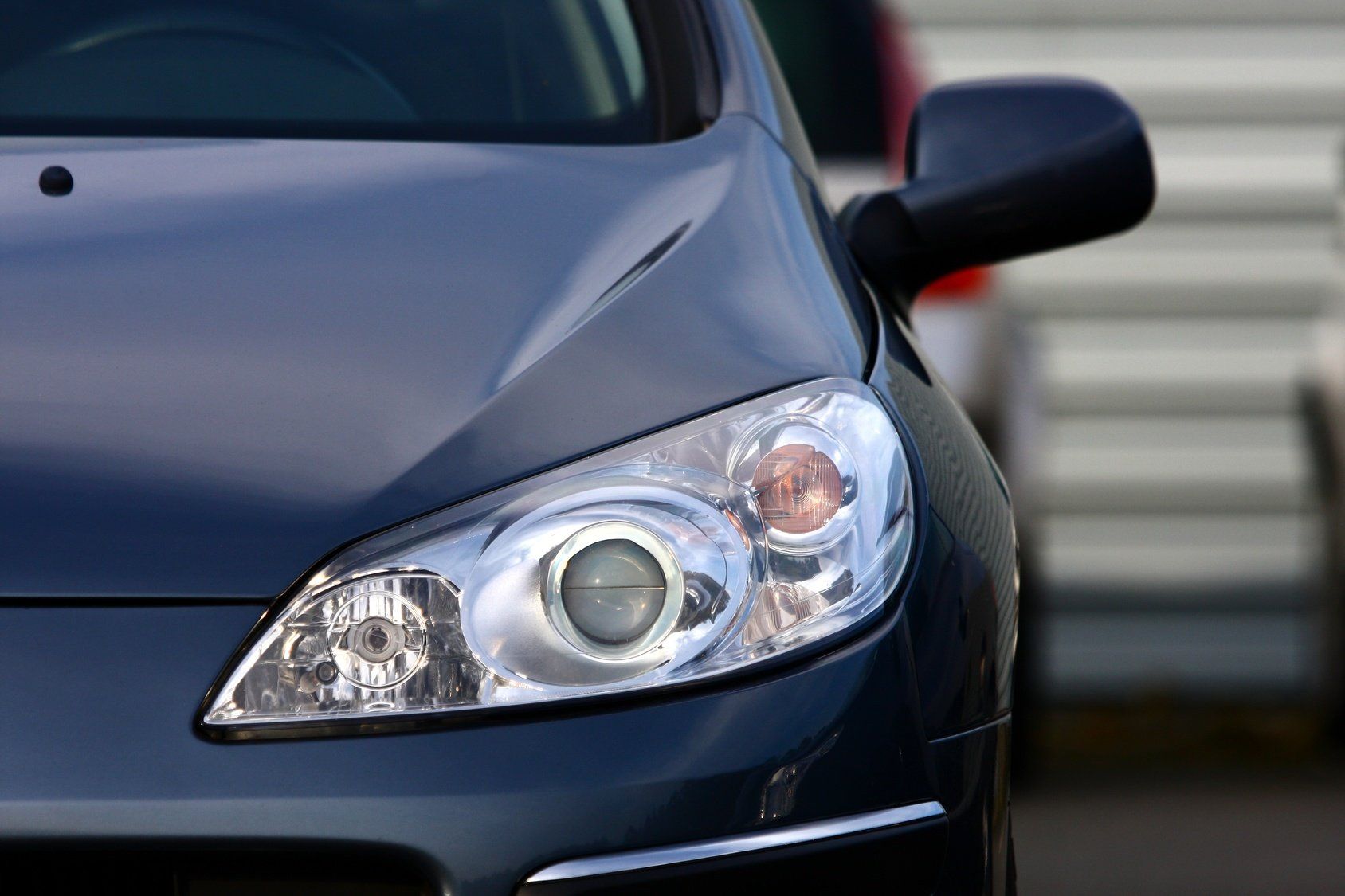 Véhicule léger vu de moitié