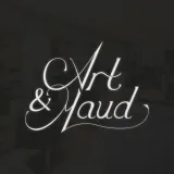 Logo pour Art & Maud en écriture blanche sur fond sombre.