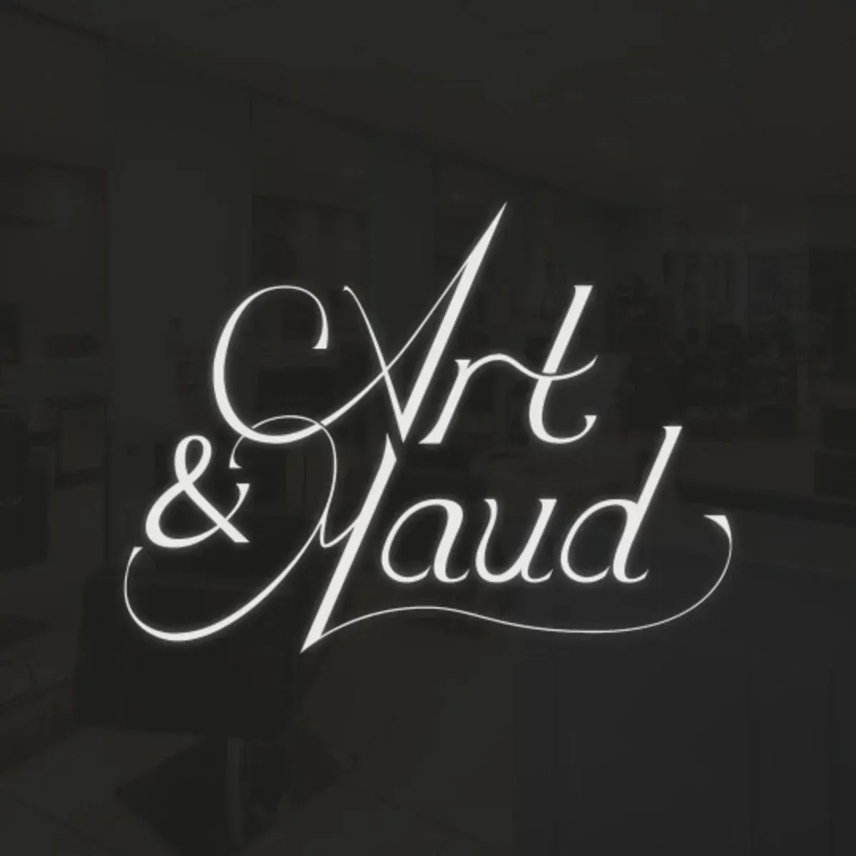 Vers la page d'accueil Logo pour Art & Maud en écriture blanche sur fond sombre.