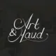 Logo pour Art & Maud en écriture blanche sur fond sombre.