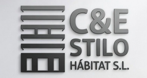 Logotipo de C & E Stilo Carpinter&iacute;a. Presenta una sierra y pinos en un marco circular.
