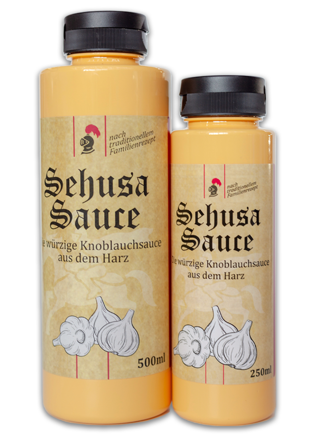 Zwei Flaschen Sehusa-Sauce stehen nebeneinander auf einem Tisch.