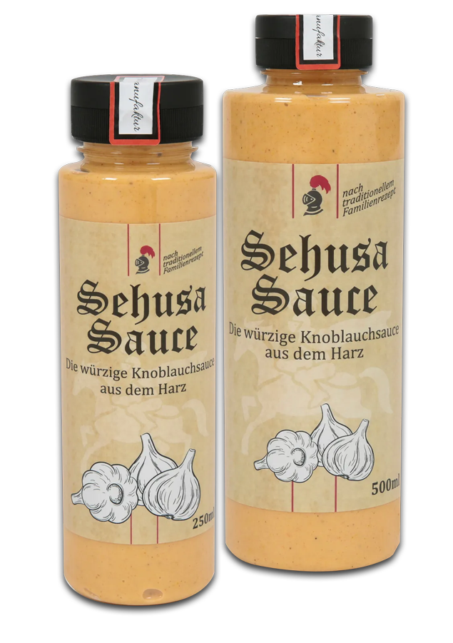 Zwei Flaschen Sehusa-Sauce stehen nebeneinander auf einem Tisch.