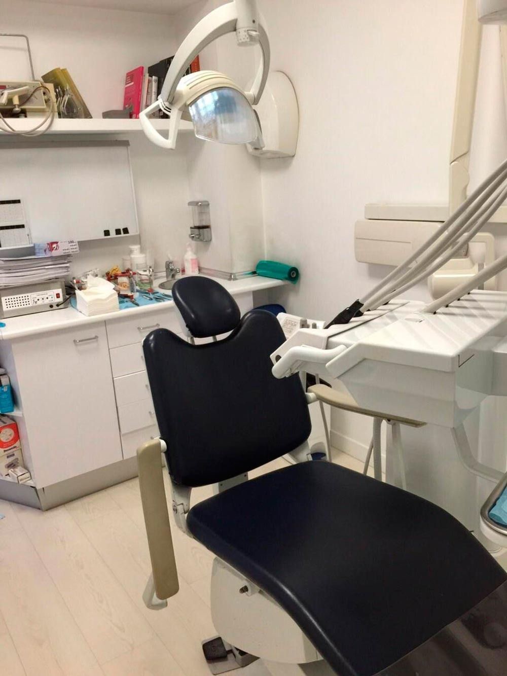 Un sillón dental negro en un consultorio dental.