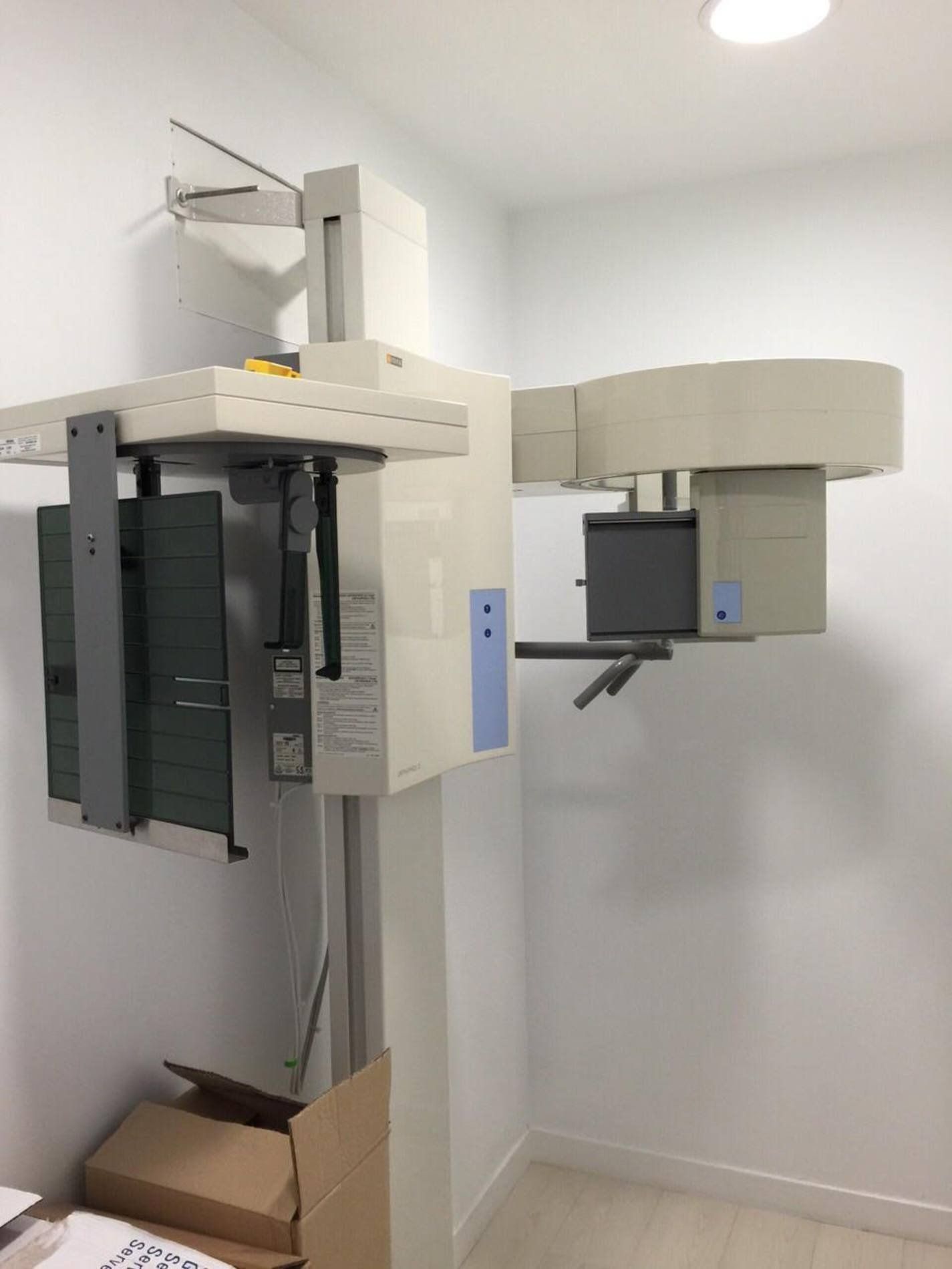 Una máquina de rayos X en una habitación con cajas en el suelo.