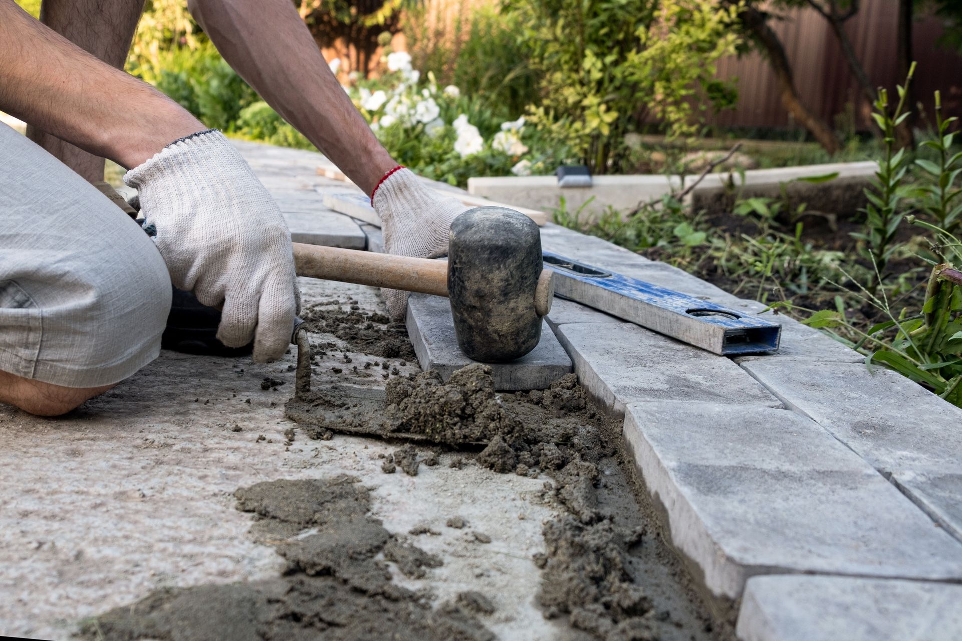 Pose de pavés sur du mortier de ciment