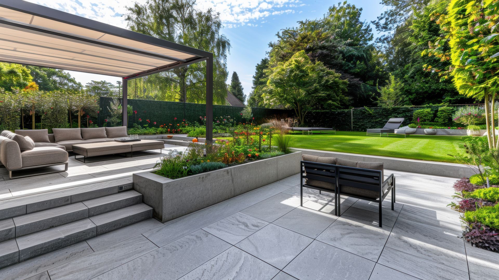 Terrasse moderne avec canapé et pergola dans une cour arrière luxuriante
