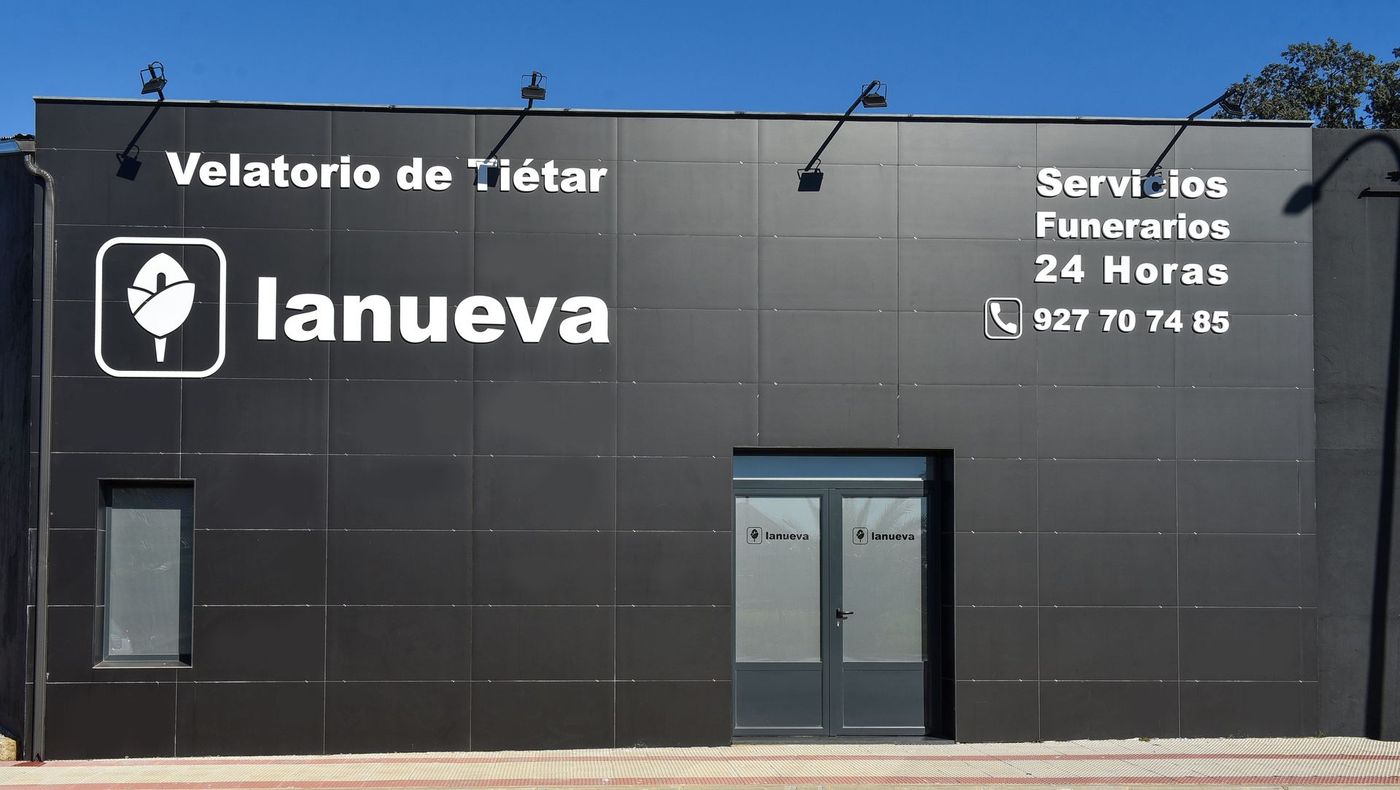 Un edificio negro con la palabra lanueva en él