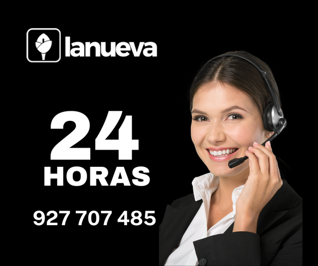 Una mujer que lleva unos auriculares con el número 24.