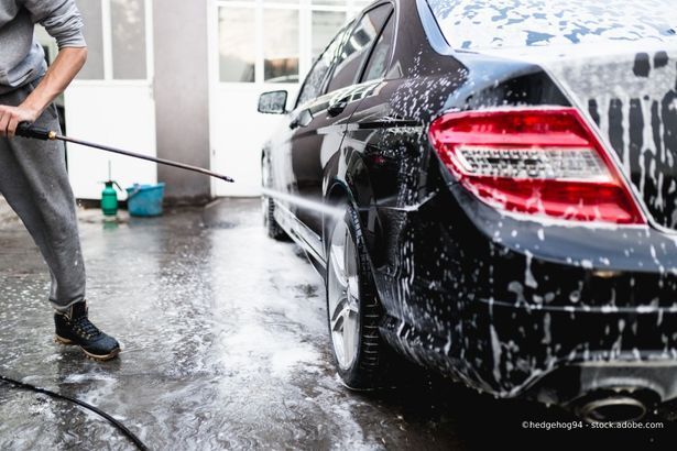 Person putzt ein Auto