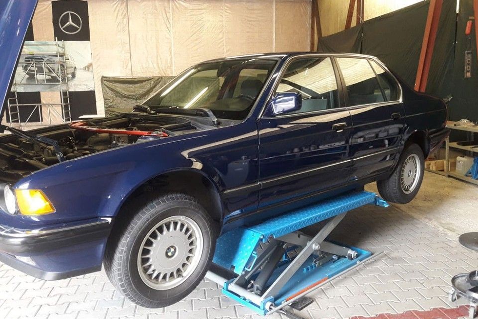 Auto in einer Werkstatt von WFP Clean Oberflächentechnik GmbH