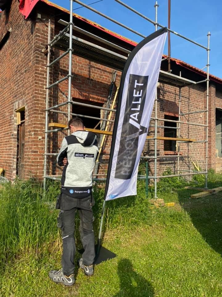 Employé devant un chantier