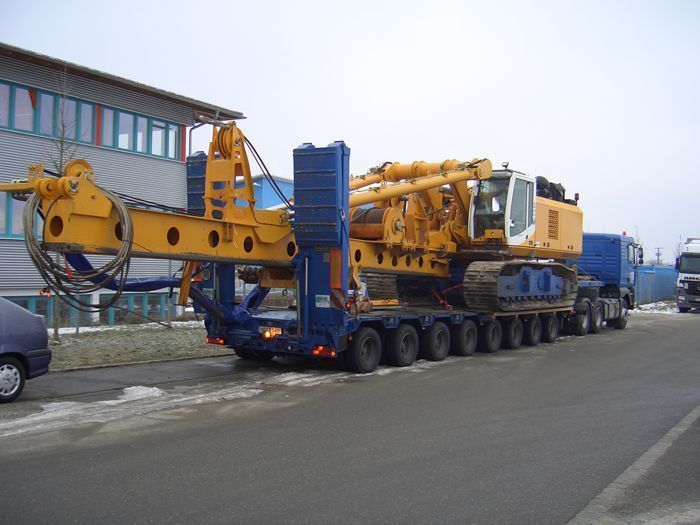 Baumaschinentransporte bis 84 Tonnen