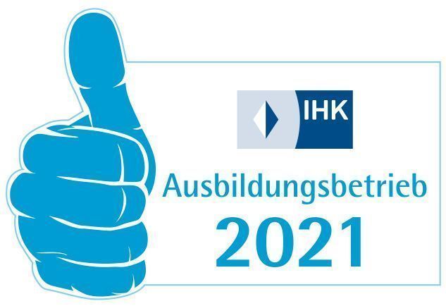 Ein blauer Daumen nach oben neben dem Text „IHK Ausbildungsbetrieb 2021“ auf weißem Hintergrund.