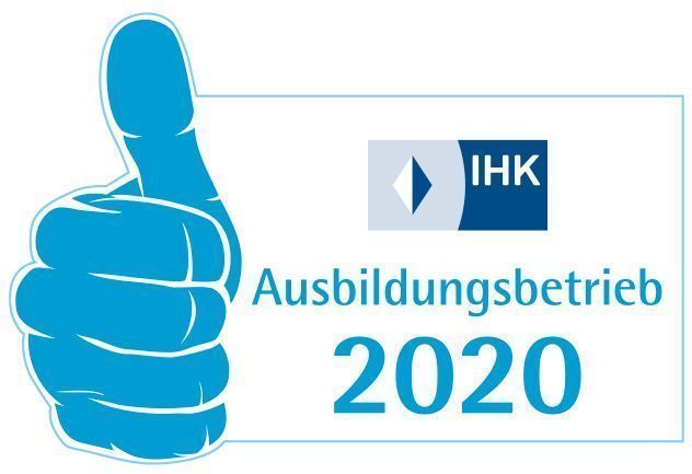Ein blauer Daumen nach oben neben dem Text „IHK Ausbildungsbetrieb 2020“ kennzeichnet ein zertifiziertes Ausbildungsunternehmen des Jahres 2020.