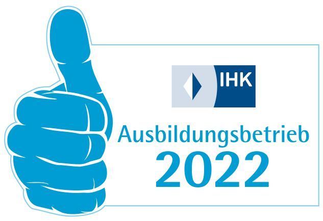 Ein blaues Symbol mit einem nach oben zeigenden Daumen und dem Text „IHK Ausbildungsbetrieb 2022“ auf weißem Hintergrund.