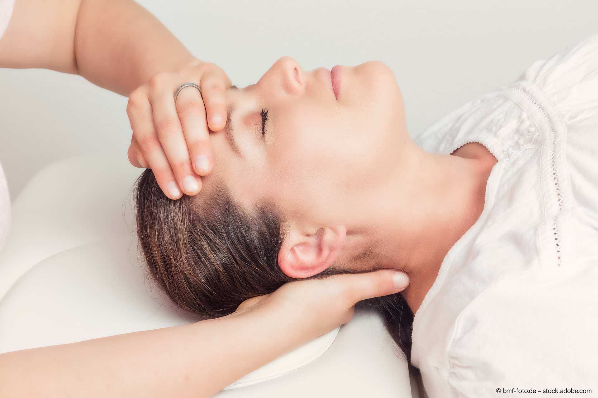 Entspannte Person liegt während einer physiotherapeutischen Behandlung.