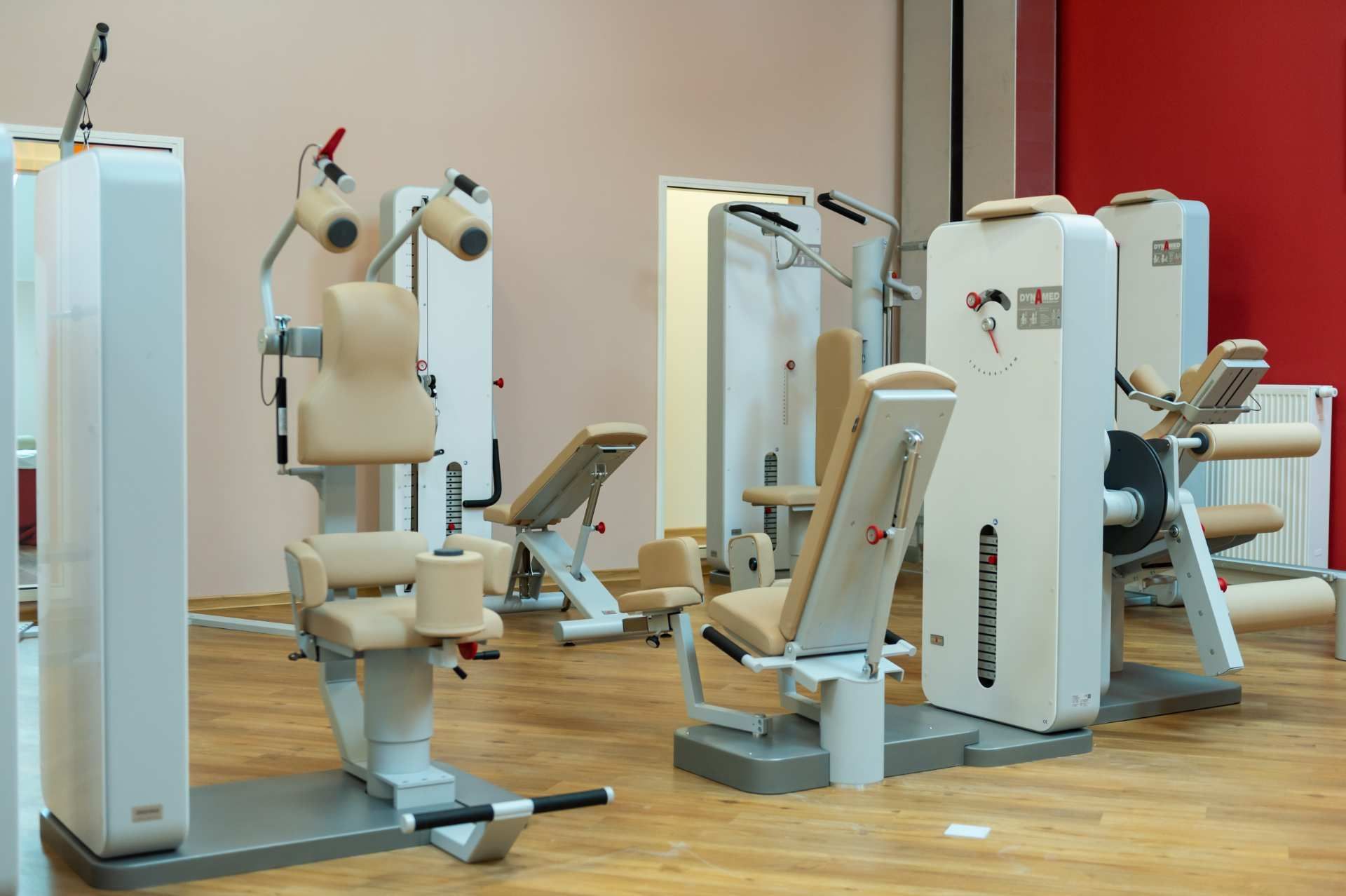 Trainingsgeräte in einem hellen Fitnessraum.