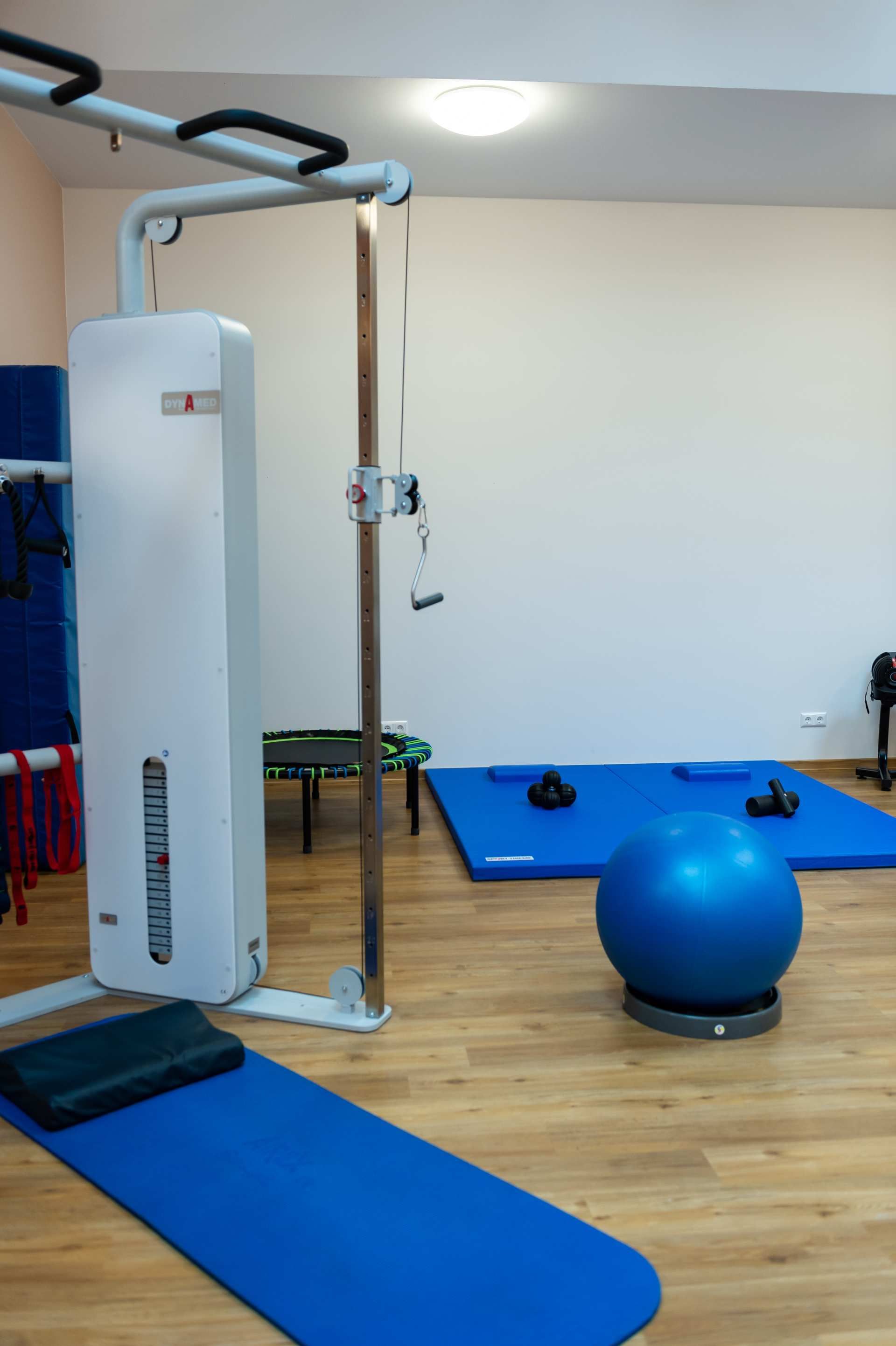 Detailaufnahme eines weißen Trainingsgeräts im Fitnessstudio.