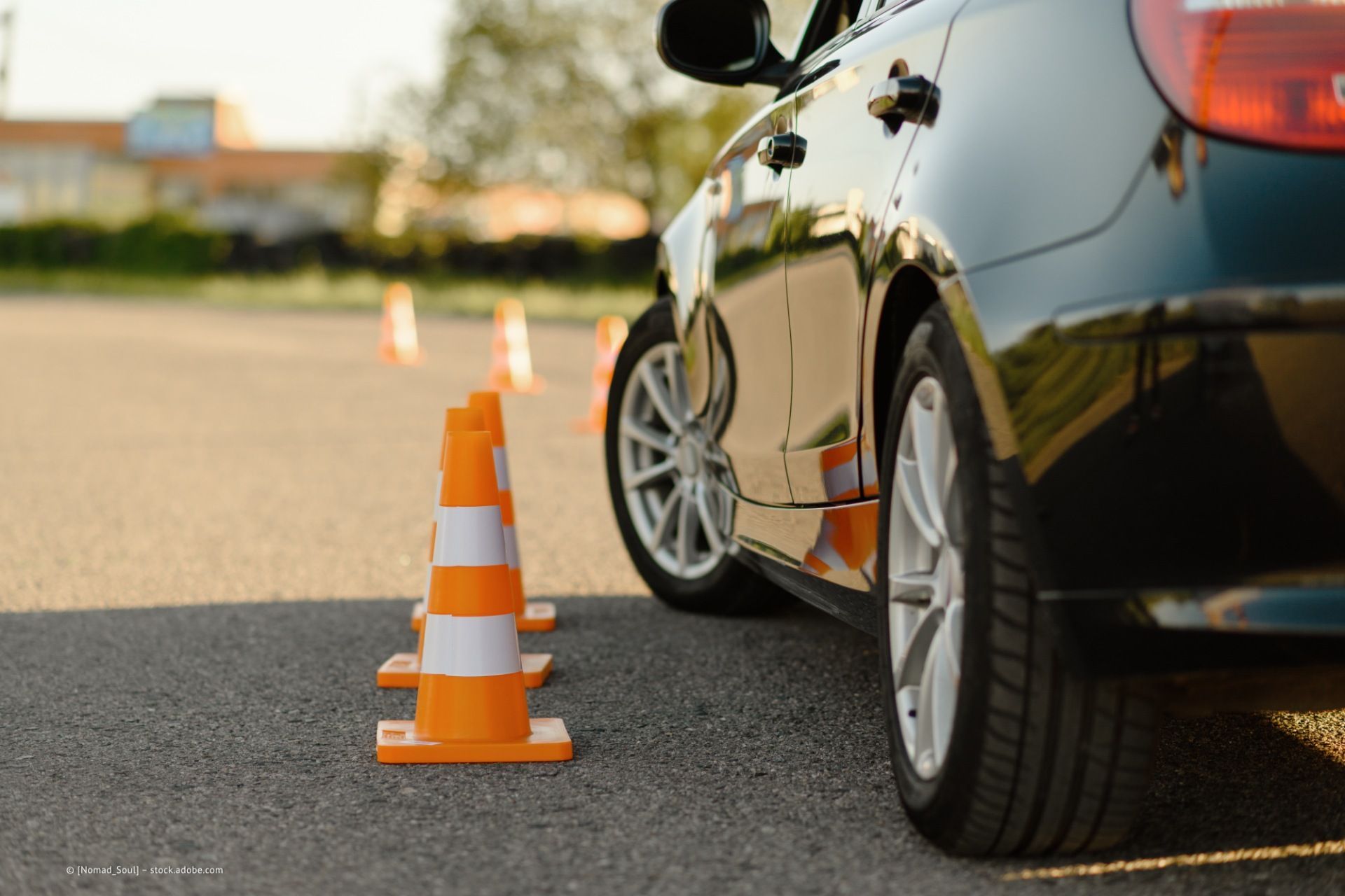 Auto fährt im Slalom