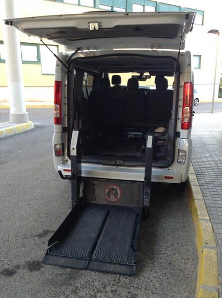 Una camioneta blanca con una rampa para discapacitados en la parte trasera.
