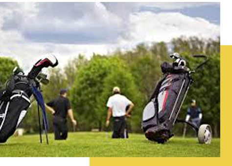 Un grupo de hombres está jugando al golf en un campo de golf.