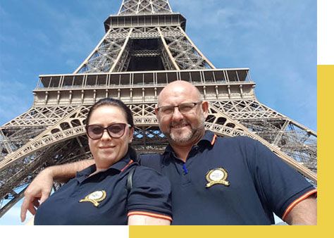 Un hombre y una mujer posan para una foto frente a la Torre Eiffel.