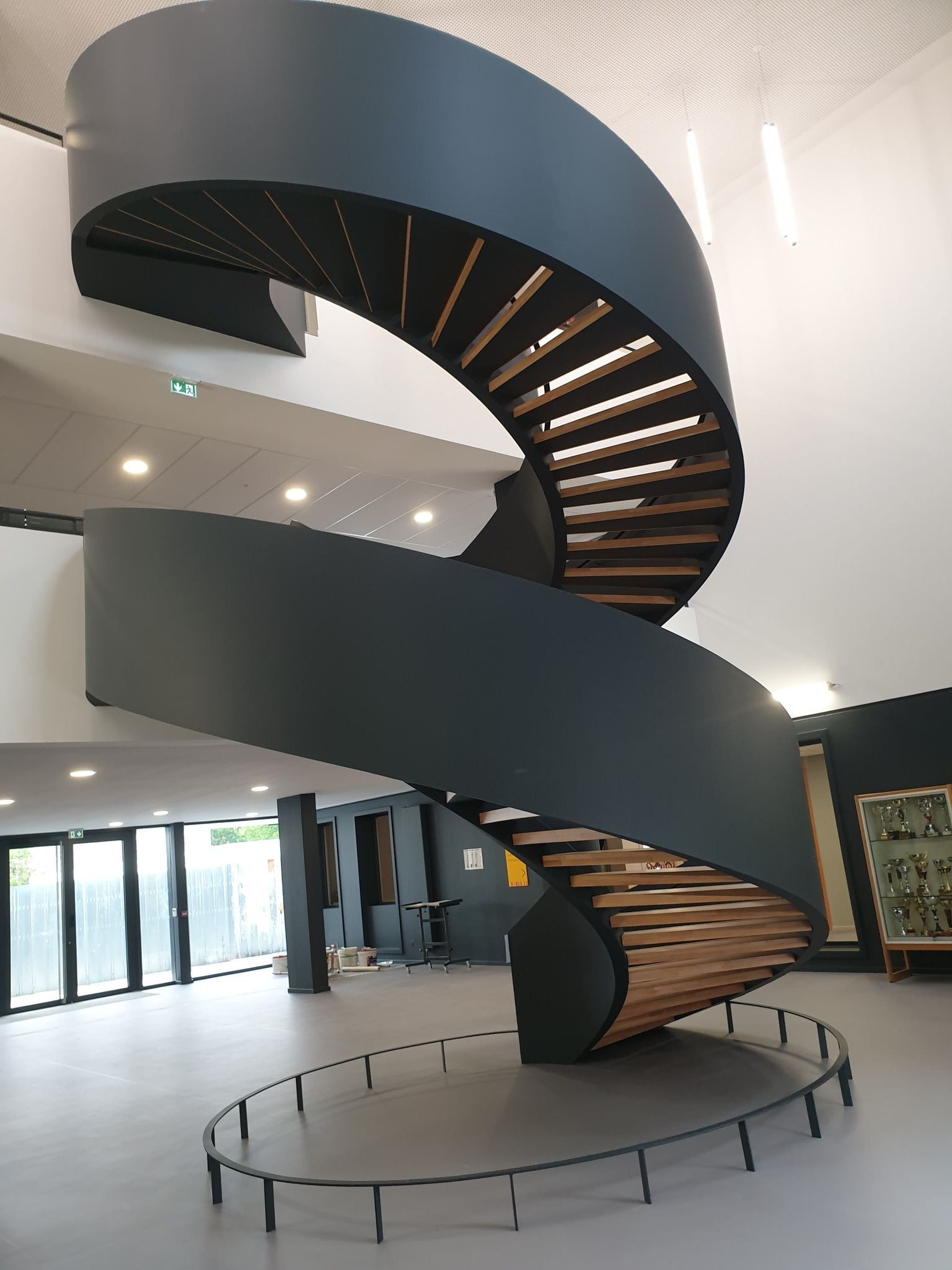 Escalier en colimaçon en métal noir et bois