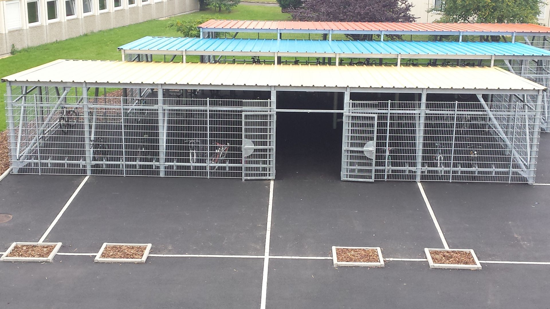 Abris métallique grillagé pour garage à vélo