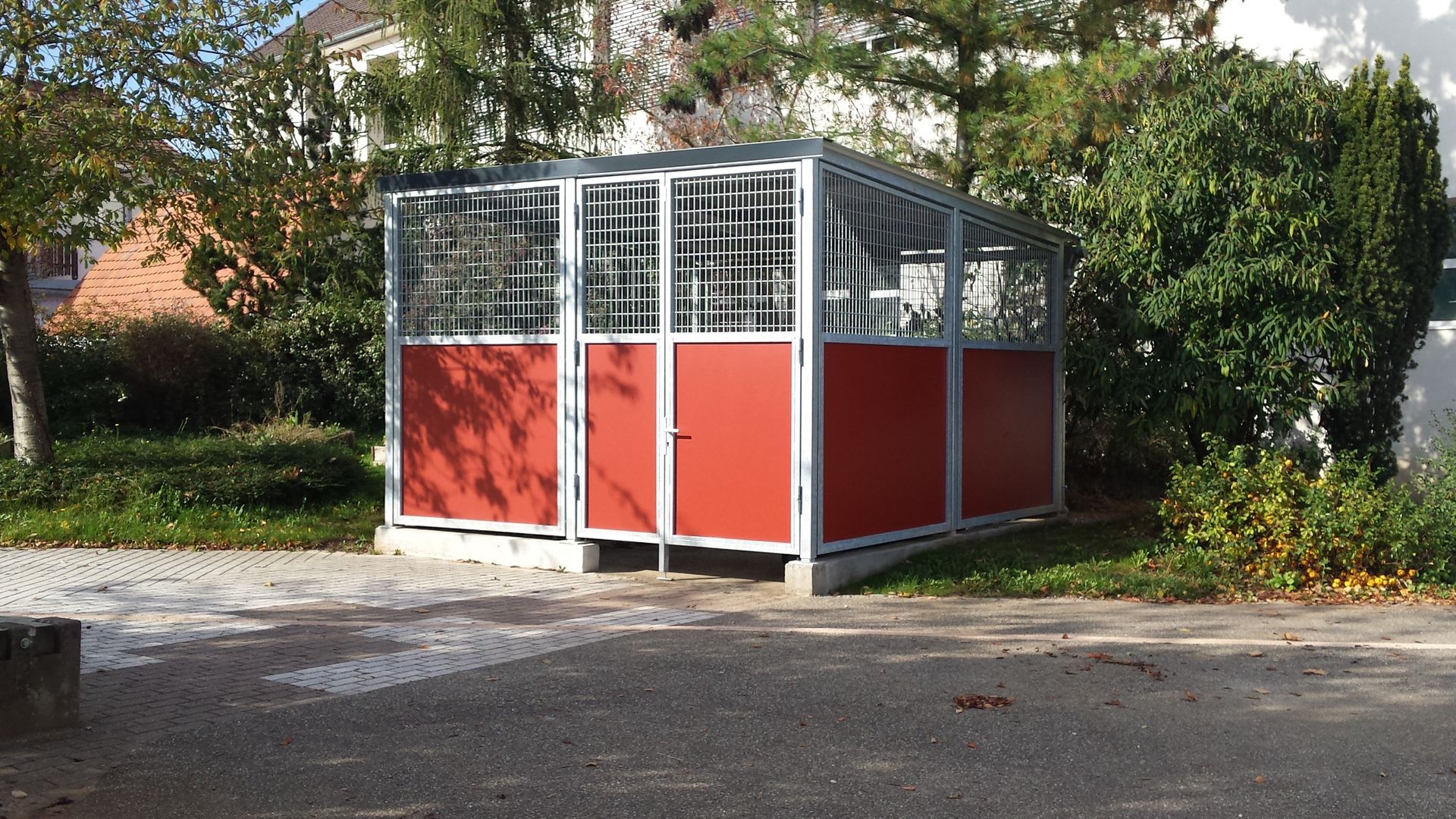 Abris métallique fermé avec porte