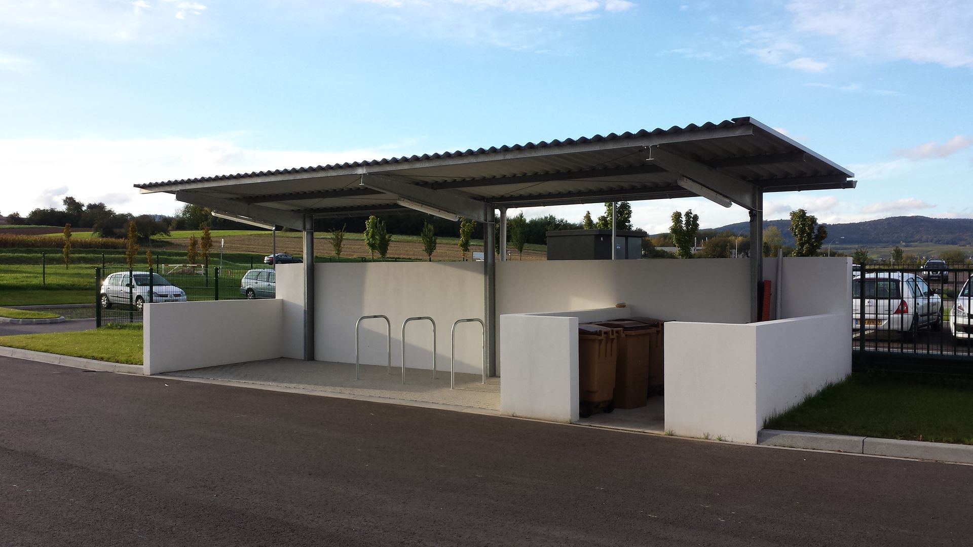 Abris métallique et béton ouvert